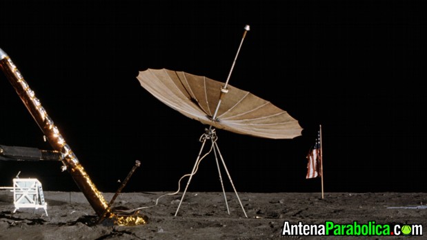 Antena parabólica en la luna